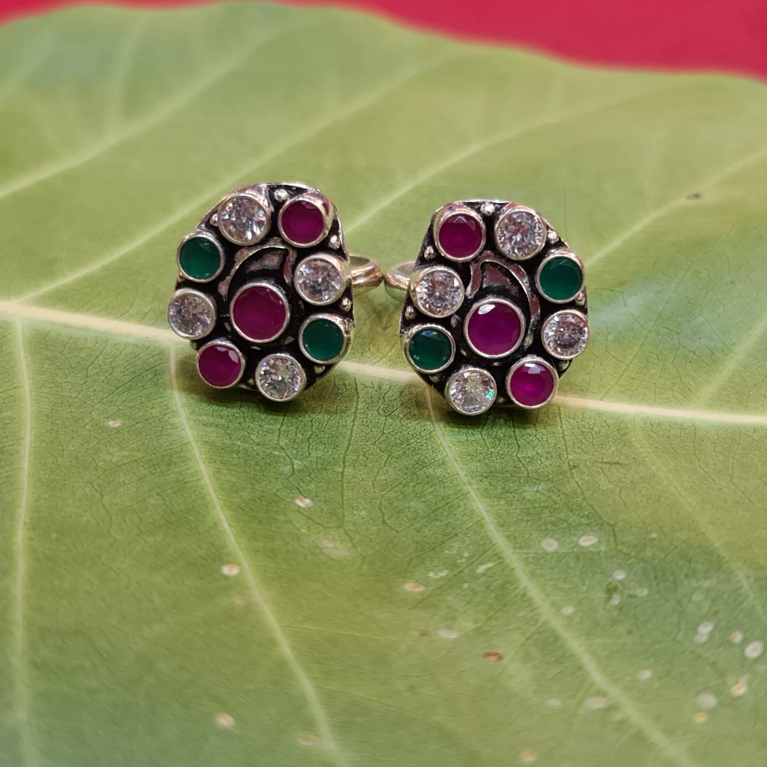 Sparkling Elegance: Mesmerizing 92.5 Silver Ruby Emerald Bichiya to Adorn your Feet